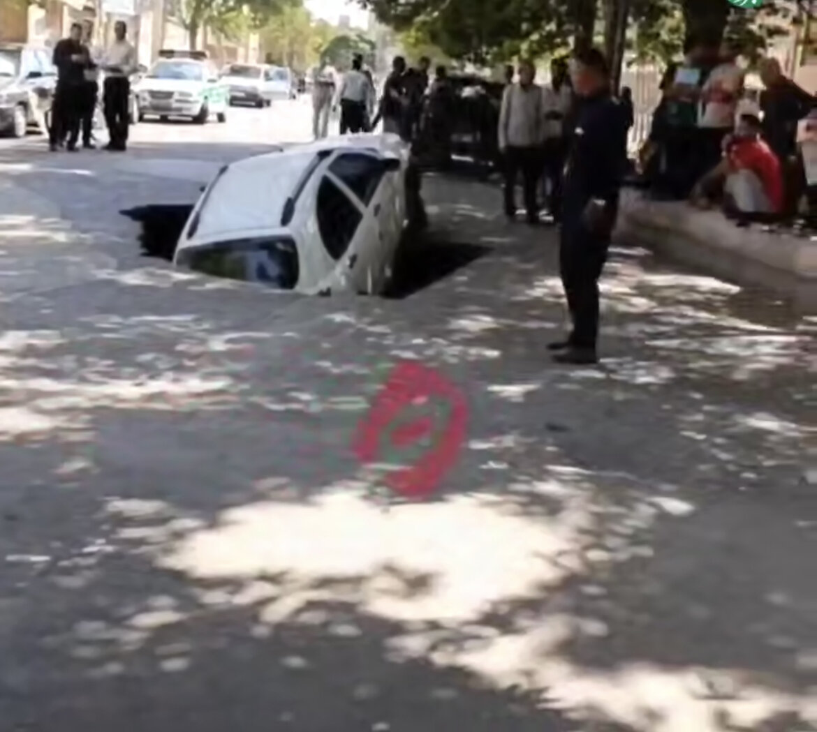 خودروی کوییک توسط زمین بلعیده شد/ عکس