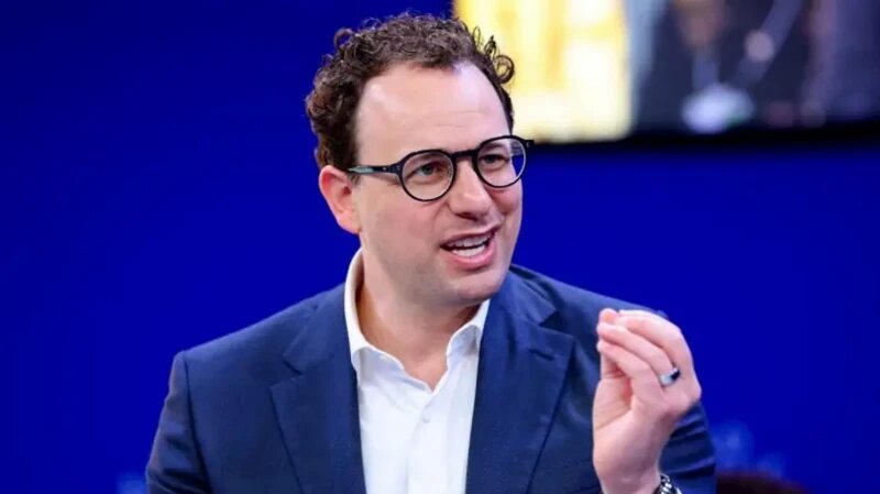 هشدار رئیس آنتروپیک: توسعه هوش مصنوعی باید آهسته‌تر شود