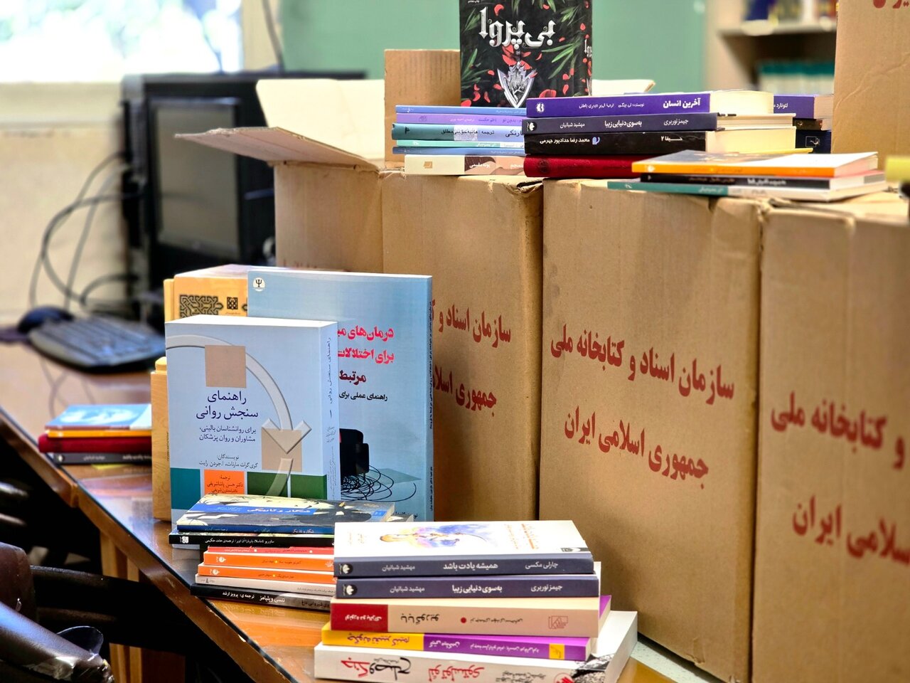 اهدای ۴۰۰ نسخه کتاب و نشریه به کتابخانه سازمان دانشجویان جهاد دانشگاهی خراسان رضوی