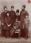 عکس یادگاری «ملیجک» و همراهانش در یک آتلیه عکاسی در پاریس