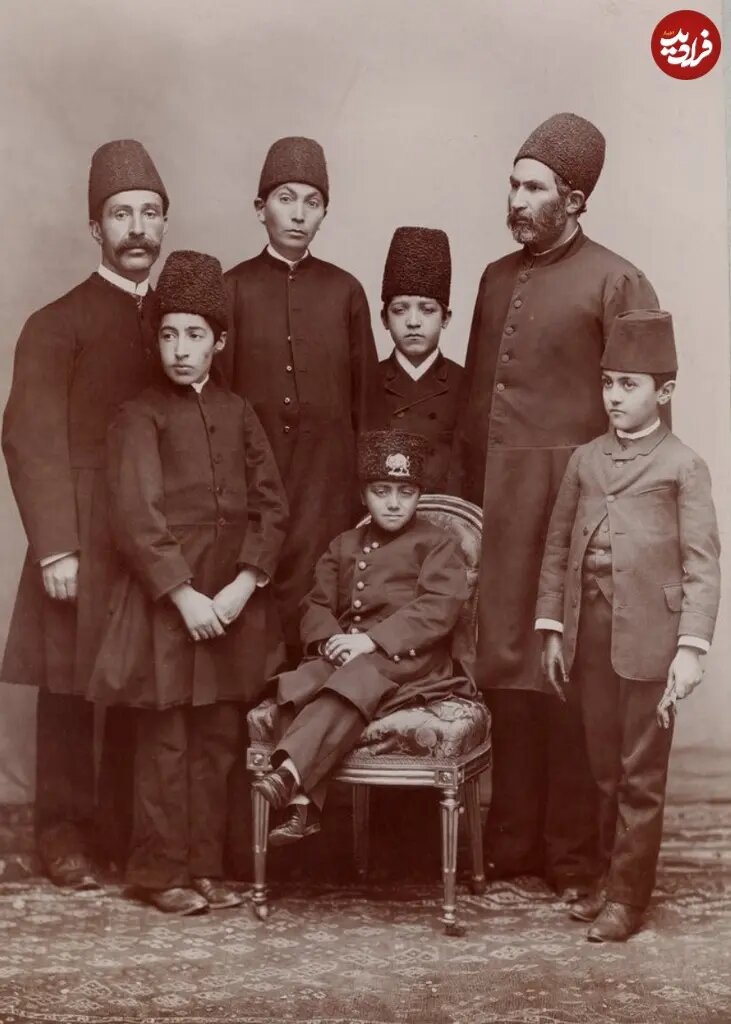 عکس یادگاری «ملیجک» و همراهانش در یک آتلیه عکاسی در پاریس