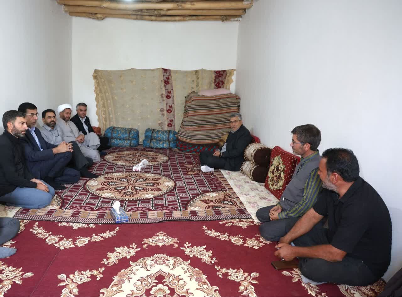مدیر مجتمع مس درآلو با خانواده شهید عباس کچیمی محمدی در روستای اسفنا دیدار کرد