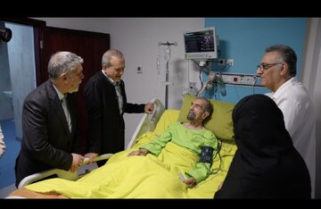 پزشکیان به عیادت موسوی گرمارودی رفت پزشکیان به عیادت موسوی گرمارودی رفت