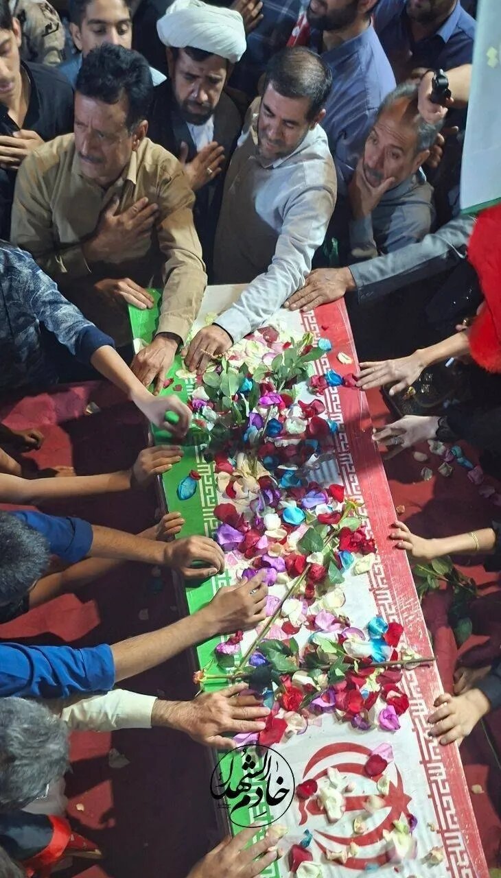 تصویری از پیکر مولوی شهید یوسف گرگیج در تجمع شبانه مردم زاهدان