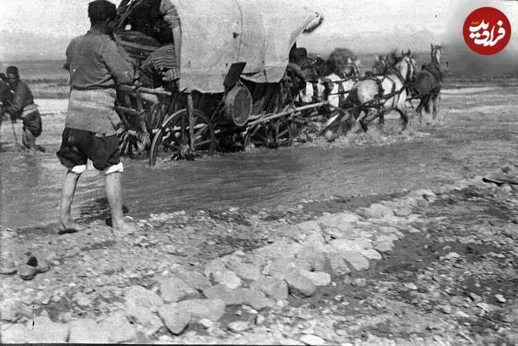درشکه چهار اسبه در دوران قاجار در حال عبور از رودخانه / عکس