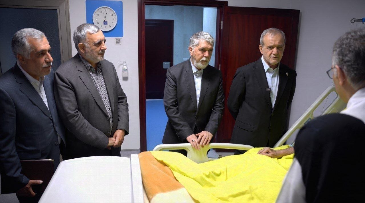 پزشکیان به عیادت موسوی گرمارودی رفت