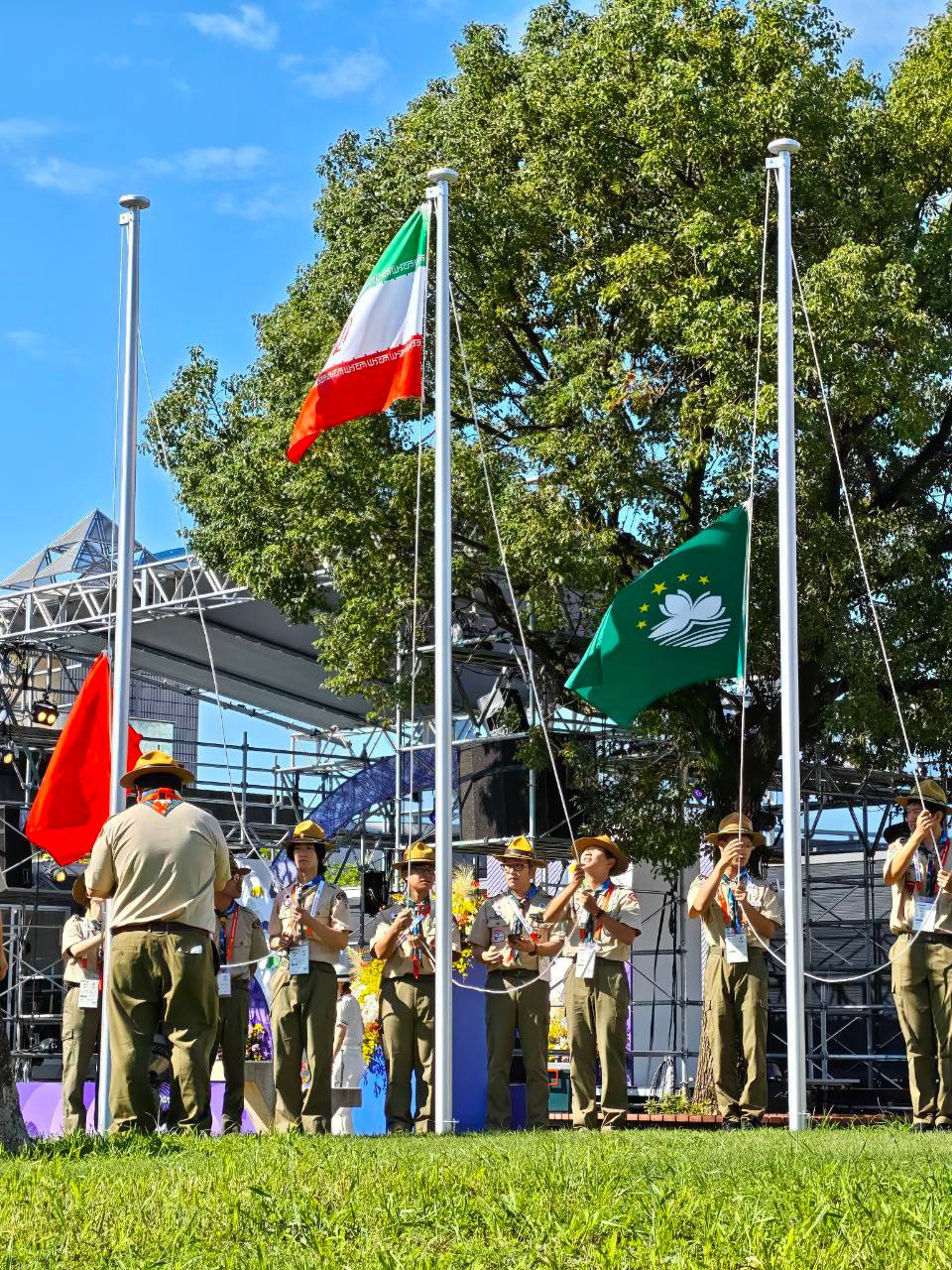 پرچم ایران در دهکده بازی‌های آسیایی آیچی–ناگویا به اهتزاز درآمد/ هدیه فرهنگی به شهردار دهکده بازی‌های آسیایی + عکس