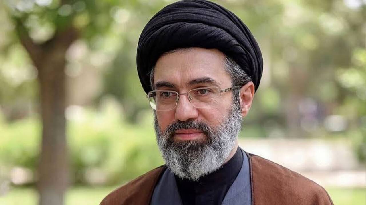 عکس | حضور رهبر انقلاب در جلسه اولیاء و مربیان مدرسه فرزندش
