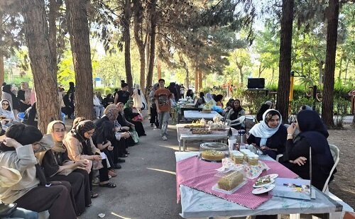 جشنواره کیک و شیرینی با طعم پسته در بوئین‌زهرا برگزار شد