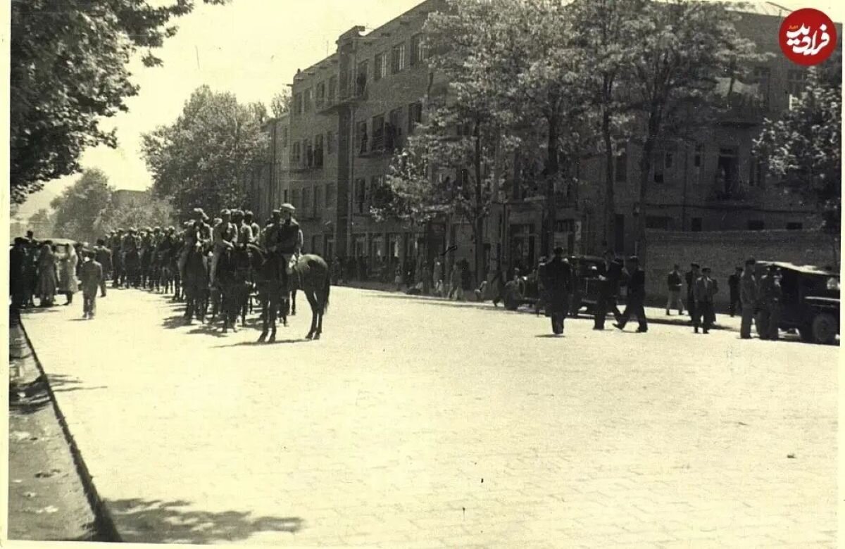 سواره‌نظام در یکی از خیابان‌های تهران برای جلوگیری از تظاهرات؛ ۸۰ سال قبل / عکس