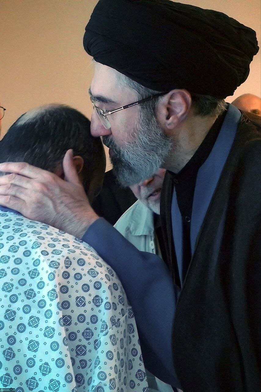 تصاویری از حضرت آیت‌الله سیدمجتبی خامنه‌ای رهبر معظم انقلاب اسلامی در جریان عیادت دو سال پیش فرزندان رهبر شهید انقلاب از جانبازان پیجری حزب‌الله لبنان