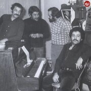فرهاد مهراد و حسن شماعی‌زاده در یک دورهمی دهه ۵۰ / عکس