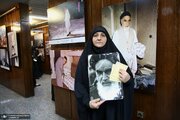 دیدار جمعی از فعالان زن عراقی با عروس امام خمینی/ تصویر خاص از زنان عراقی در کنار تصویر بنیانگذار انقلاب اسلامی