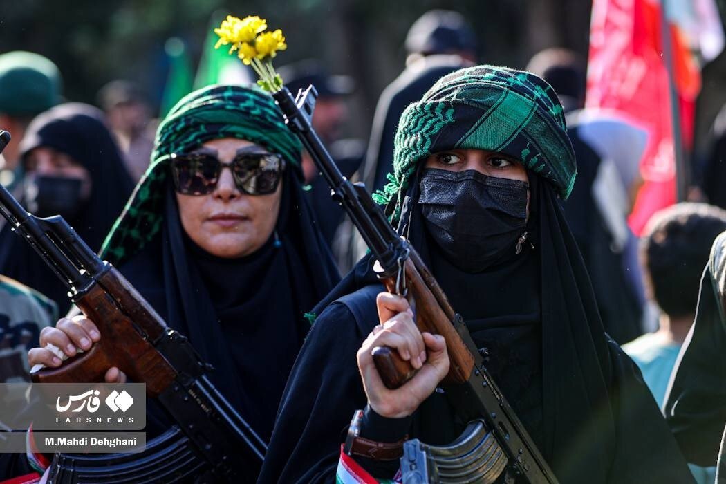 زنان اسلحه به دست در رزمایش جانفدایان + عکس