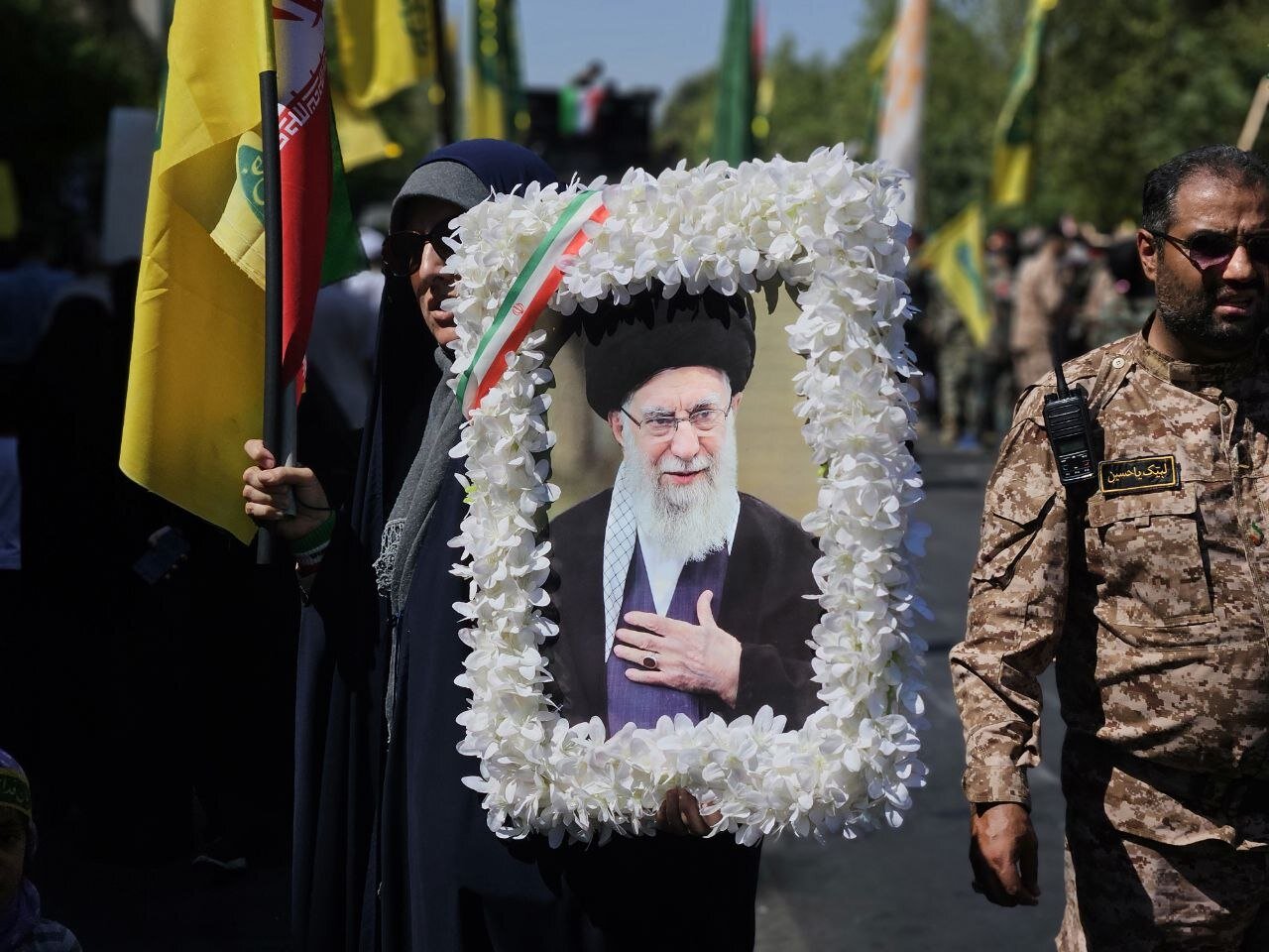 قاب عکس گلپوش شده از رهبر شهید انقلاب در مراسم جانفدایان