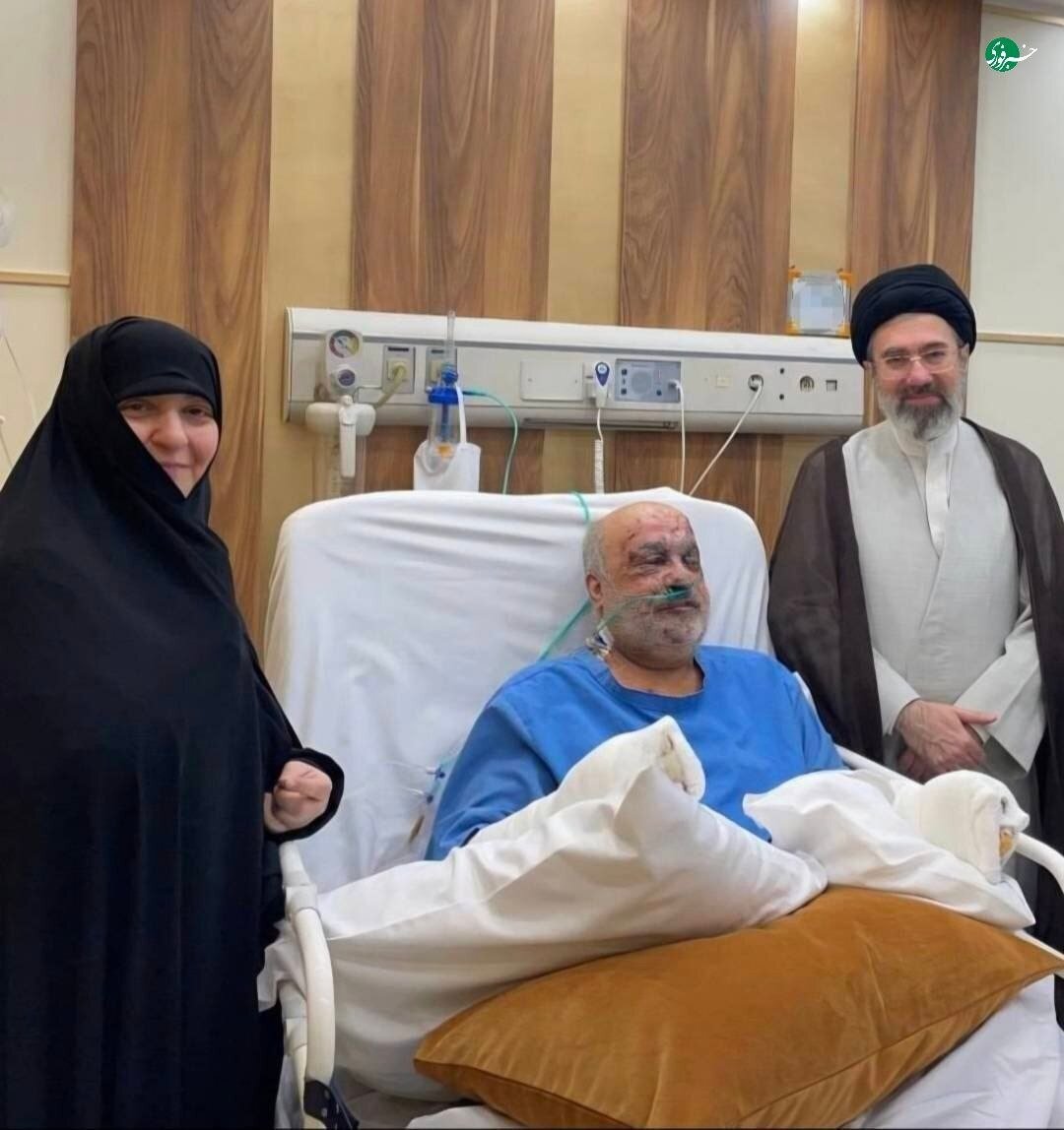 تصویر عیادت آیت‌الله سید مجتبی خامنه‌ای از سفیر وقت ایران در لبنان پس از انفجار پیجرها