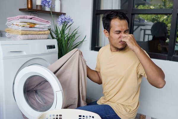 چرا لباسها بعد از شسته شدن بوی بد میدهند؟