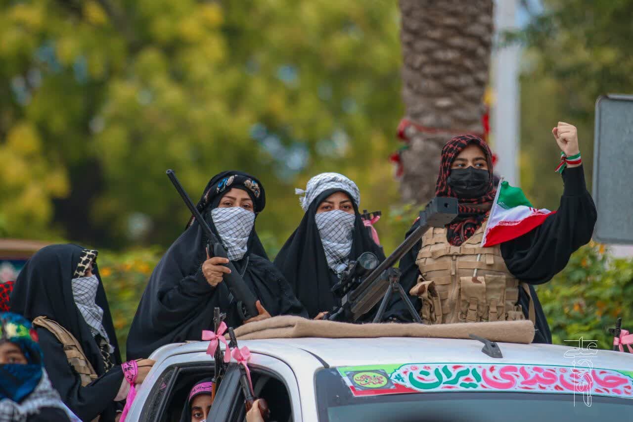 ببینید | تصاویری از زنان موشک به دست در «رزمایش جان‌فدا»