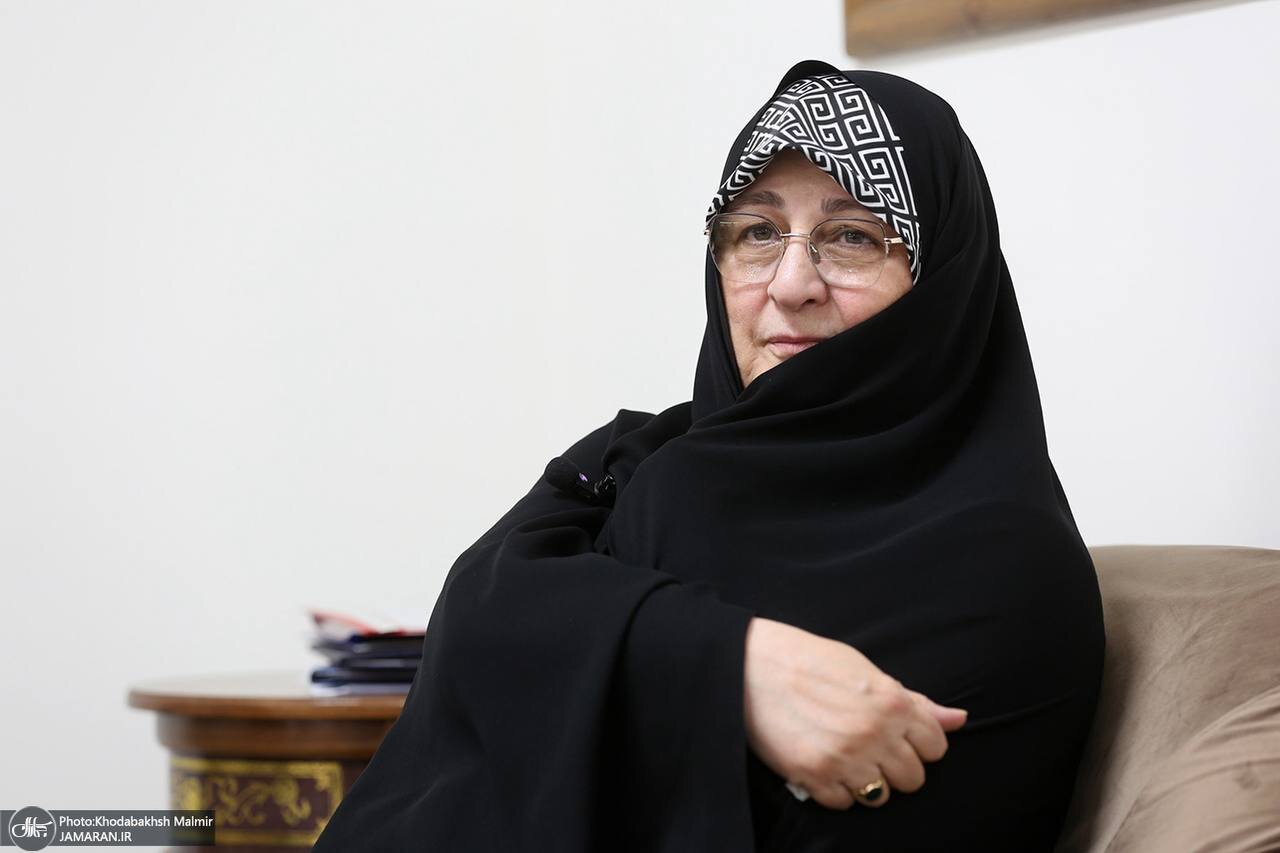 دیدار جمعی از فعالان زن عراقی با عروس امام خمینی/ تصویر خاص از زنان عراقی در کنار تصویر بنیانگذار انقلاب اسلامی