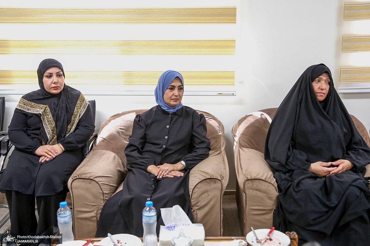 دیدار جمعی از فعالان زن عراقی با عروس امام خمینی/ تصویر خاص از زنان عراقی در کنار تصویر بنیانگذار انقلاب اسلامی