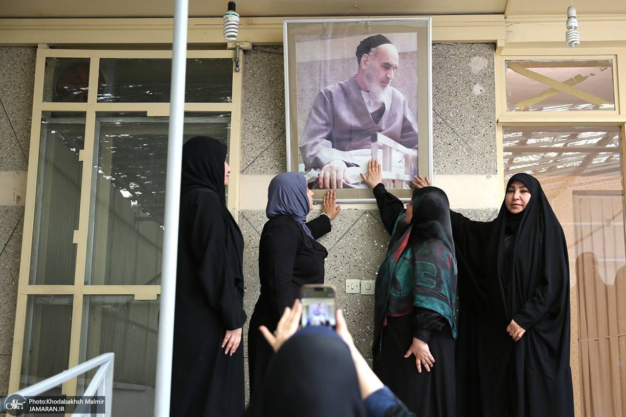 دیدار جمعی از فعالان زن عراقی با عروس امام خمینی/ تصویر خاص از زنان عراقی در کنار تصویر بنیانگذار انقلاب اسلامی