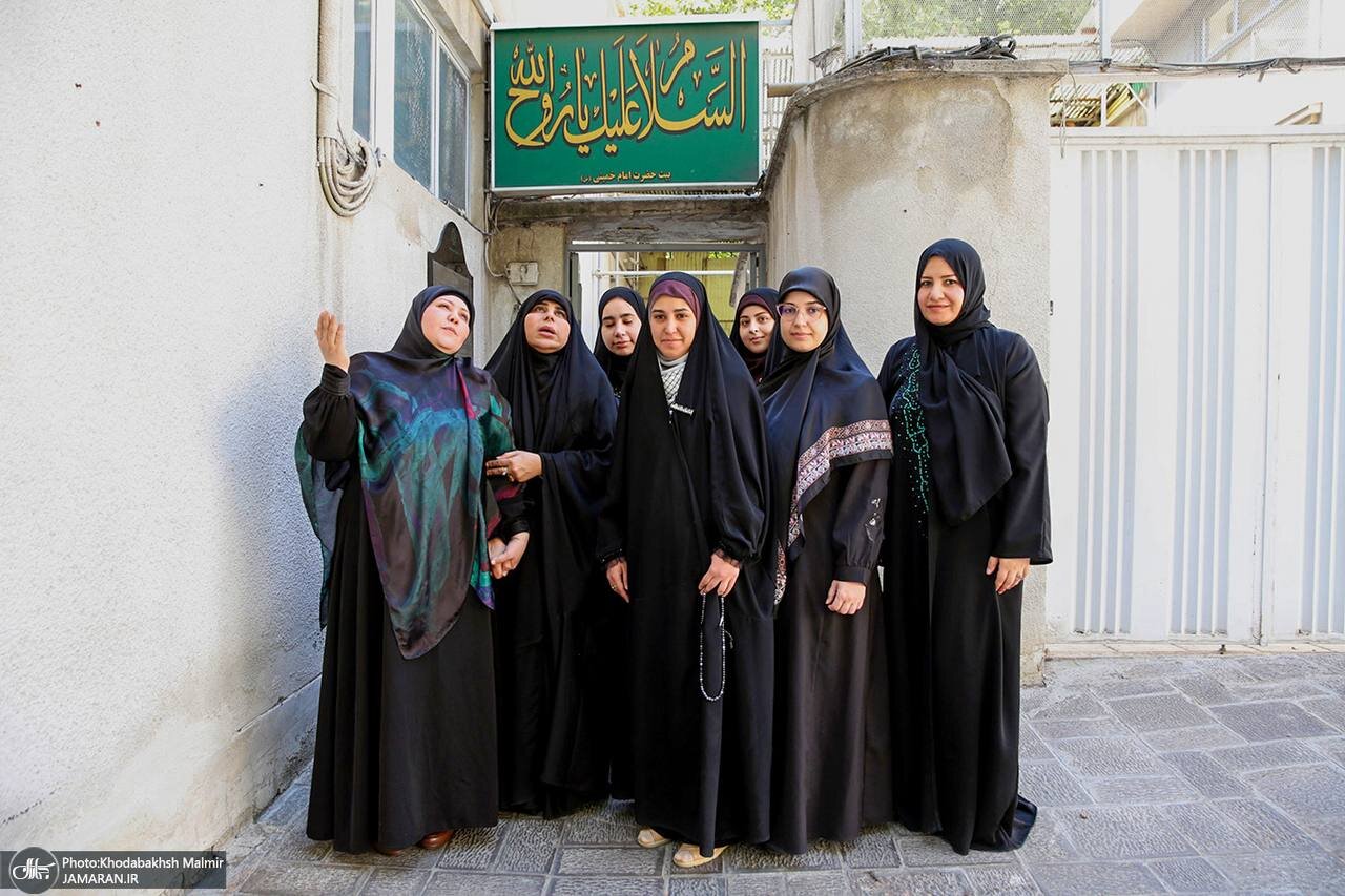 دیدار جمعی از فعالان زن عراقی با عروس امام خمینی/ تصویر خاص از زنان عراقی در کنار تصویر بنیانگذار انقلاب اسلامی