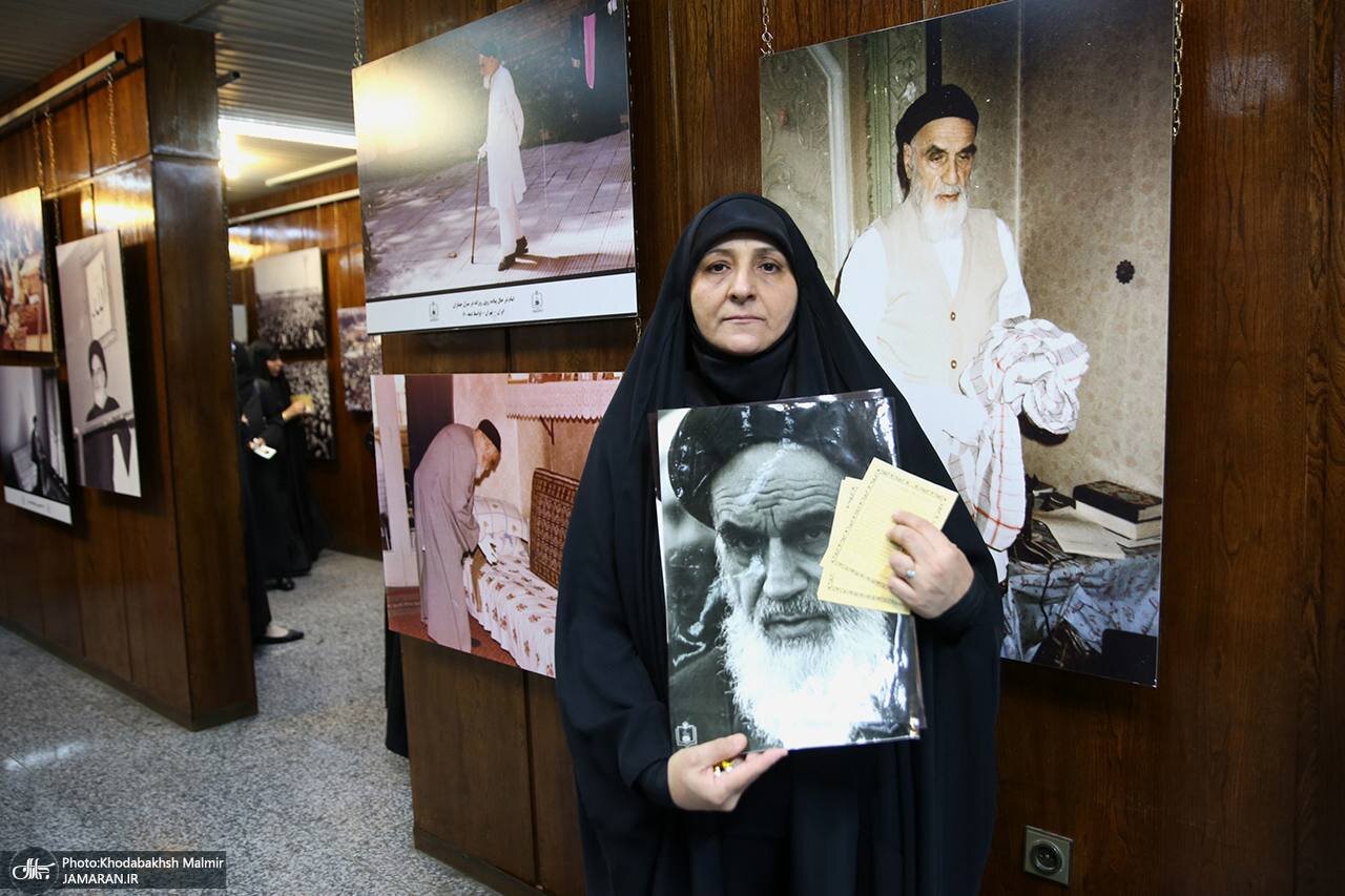 دیدار جمعی از فعالان زن عراقی با عروس امام خمینی/ تصویر خاص از زنان عراقی در کنار تصویر بنیانگذار انقلاب اسلامی