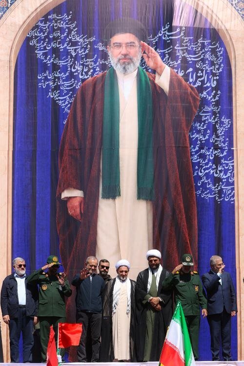 پزشکیان در رزمایش جانفدایان ایران/ تصویر لبخند رئیسجمهور در میان دو فرمانده سپاهی