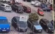 ببینید | حادثه‌آفرینی زن ۷۸ ساله هنگام پارک کردن خودرو