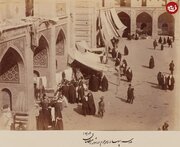 زنان تهرانی در حال خرید جلوی صحن مسجد سپهسالار ۱۳۵ سال قبل / عکس