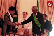 قذافی در حال دست دادن با نلسون ماندلا  سال ۱۳۷۸
