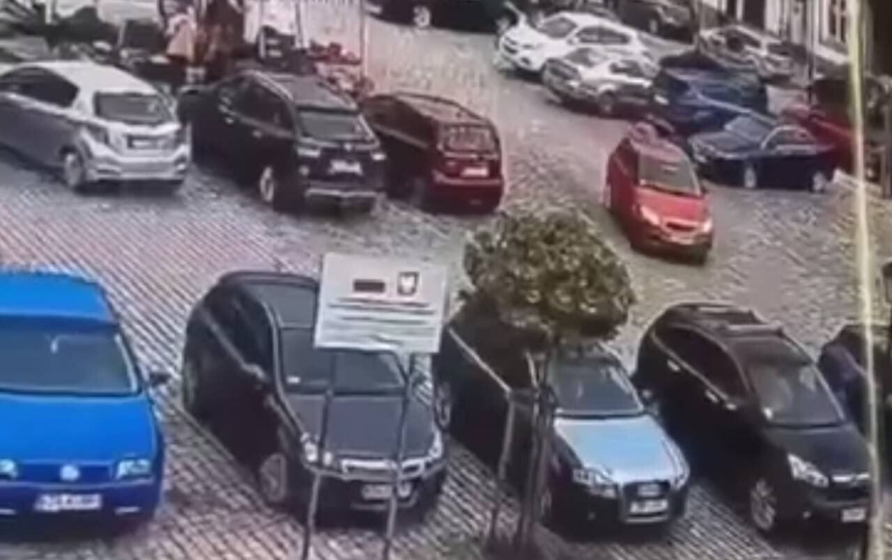 ببینید | حادثه‌آفرینی زن ۷۸ ساله هنگام پارک کردن خودرو