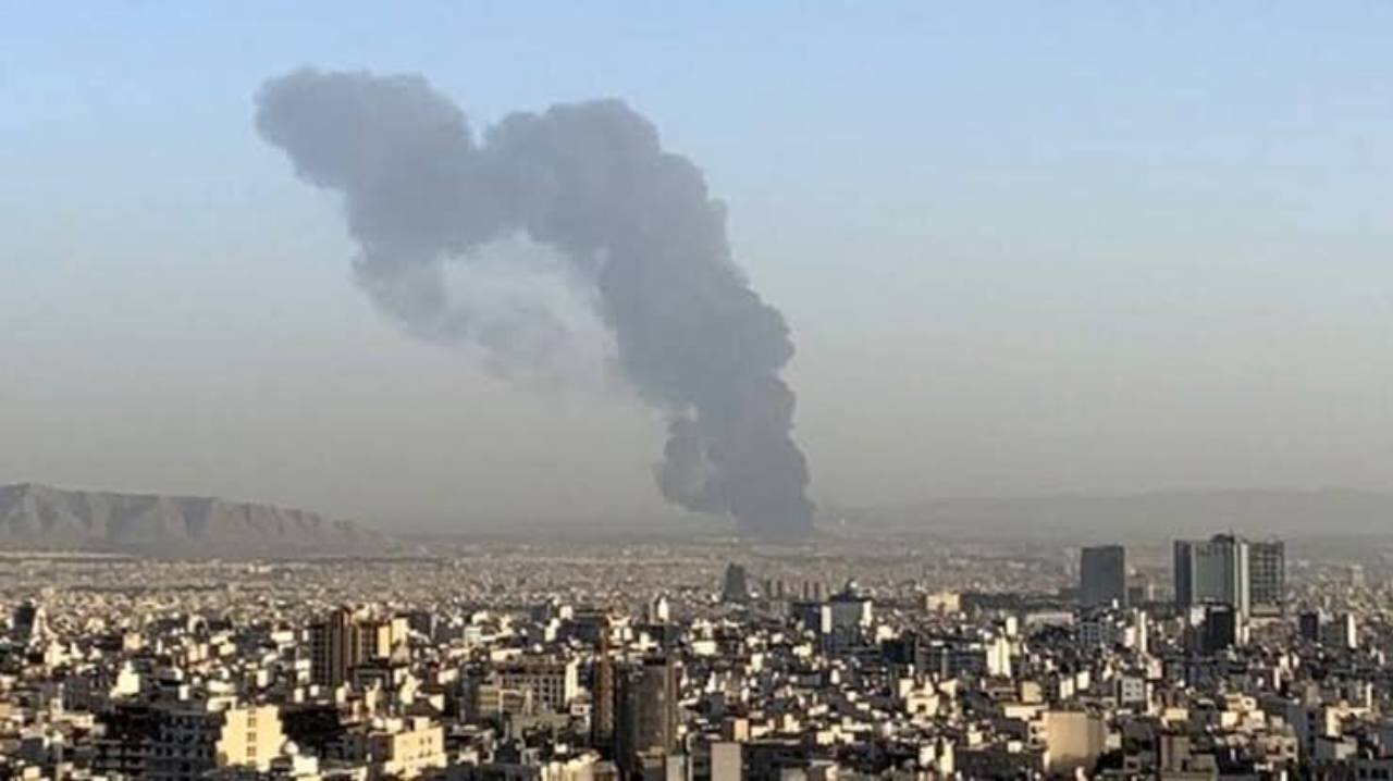 ببینید | علت دود در آسمان شمال تهران مشخص شد؛ انبار یک رستوران در خیابان دولت آتش گرفت