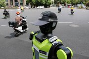 ببینید | گشت‌زنی ربات پلیس در کنار افسران مسلح