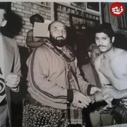 شعبان جعفری در حال اعطای کاپ به یک باستانی‌کار در دهه ۵۰ / عکس