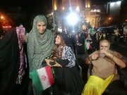 طنین حماسه «دریاقلی» در دویستمین شبِ میدان فلسطین/ وقتی مادری صبور و مجریانی مبتکردر میدان، تندیس این «ناجی آبادان» را در ادامه راهش بر دوش خود گرفتن