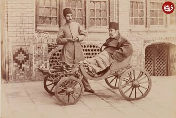 صندوق‌دار خاصه ناصرالدین‌شاه نشسته بر ویلچر / عکس