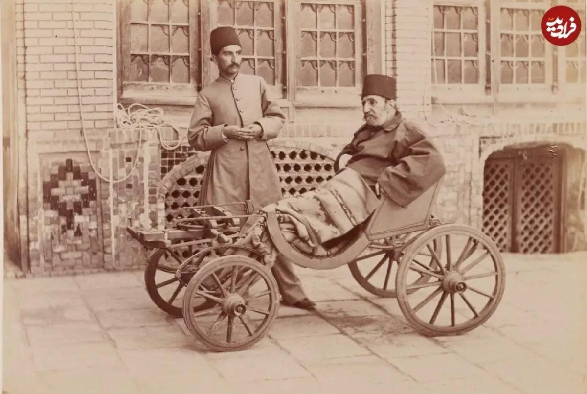 صندوق‌دار خاصه ناصرالدین‌شاه نشسته بر ویلچر / عکس