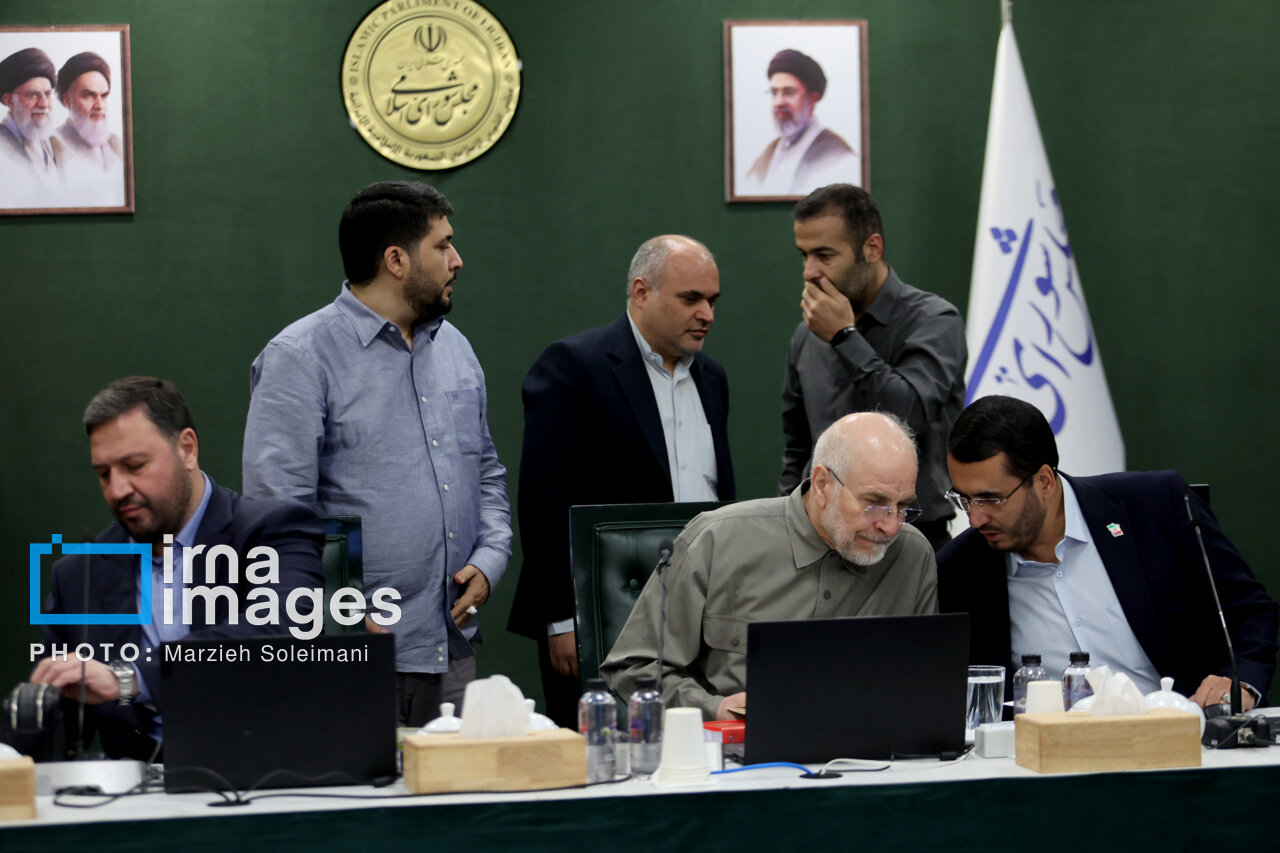 تصاویری از در گوشی‌های نمایندگان مجلس با قالیباف در جلسه امروز مجلس