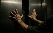 یک قدم تا مرگ؛ مرد حیدرآبادی ۹۰ دقیقه بین کابین آسانسور و دیوار ماند / عکس