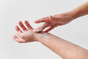 دستور جمع‌آوری «عرق‌الشفاء» از بازار دارو صادر شد / عکس