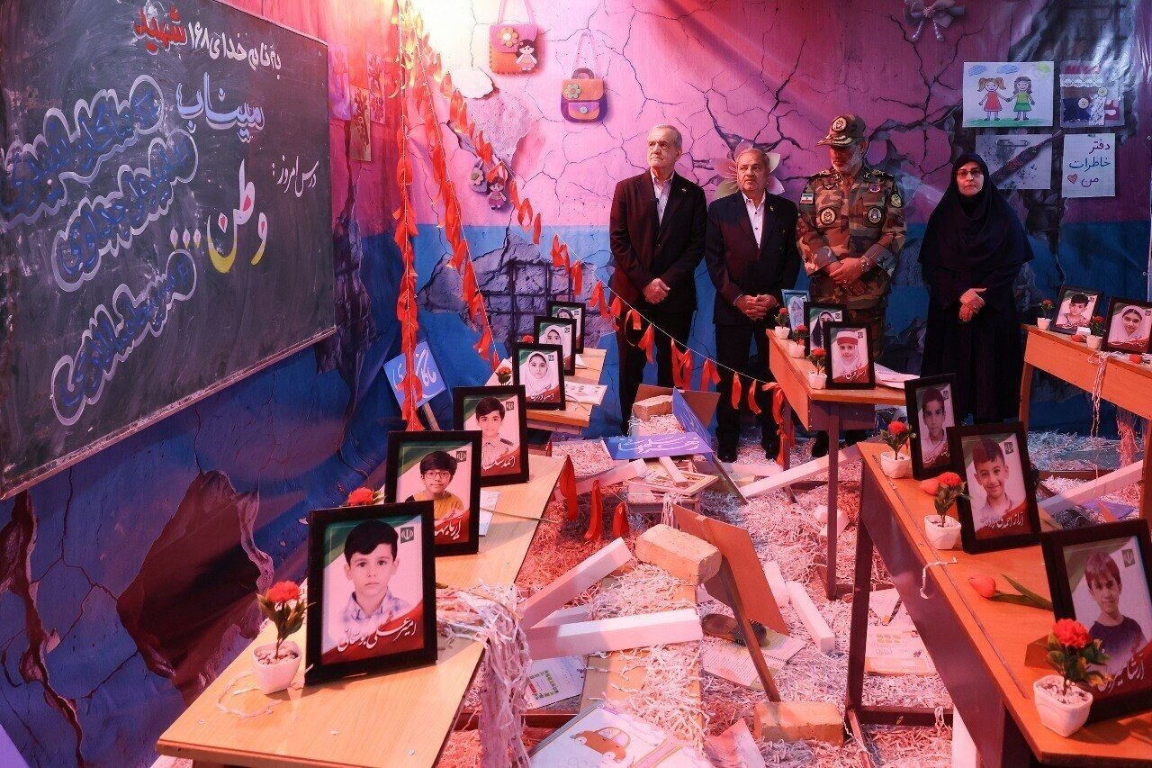 ادای احترام پزشکیان به دانش‌آموزان شهید مدرسه میناب + عکس