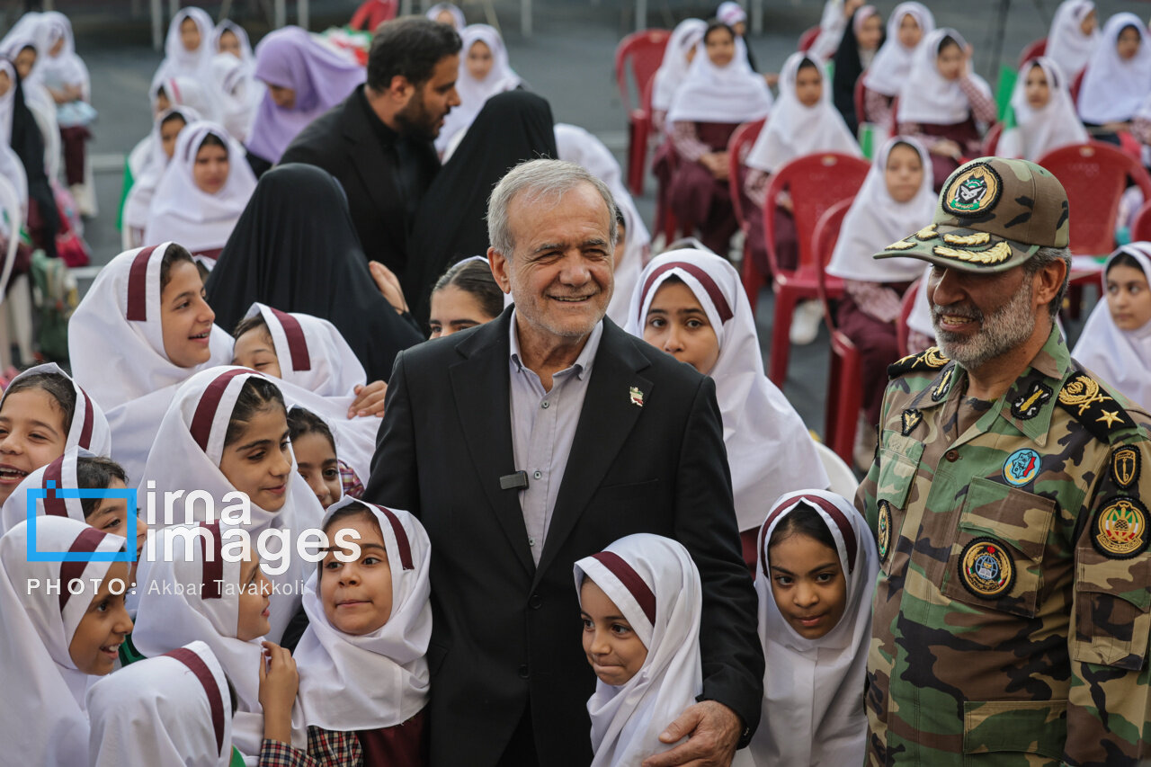 قاب هایی متفاوت از پزشکیان در مراسم آغاز سال تحصیلی/ رئیس جمهور پشت نیمکت مدرسه نشست + تصاویر
