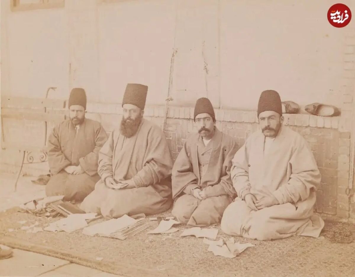 منشی‌های خزانه‌داری سلطنتی در زمان ناصرالدین‌شاه / عکس