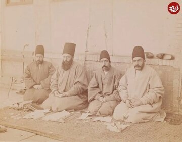منشی‌های خزانه‌داری سلطنتی در زمان ناصرالدین‌شاه / عکس
