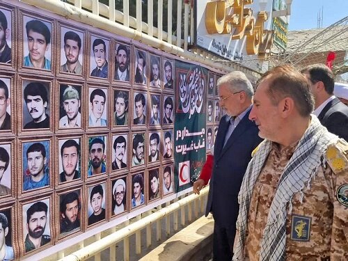 نمایشگاه «دیدار در قاب غیرت» روایت تصویری ایثار ۳هزار شهید قزوین برگزار شد
