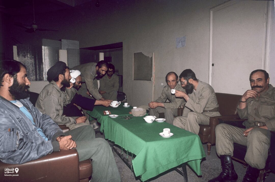 تصاویری کمتر دیده شده از حضور رهبر شهید انقلاب در مناطق جنگی؛ از گپ و گفت با نظامیان تا سخنرانی برای رزمندگان/ حسن روحانی هم بود