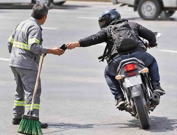 سرقت گوشی پاکبان مشهدی در ساعتهای اولیه بامداد/ بلاگرها برایش گوشی نو خریدند