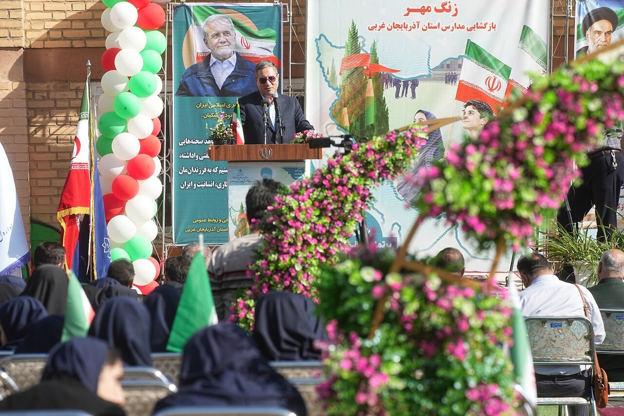 همزمان با آغاز سال تحصیلی؛ زنگ مهر در استان آذربایجان غربی نواخته شد / 704 هزار دانش آموز در استان به مدرسه رفتند