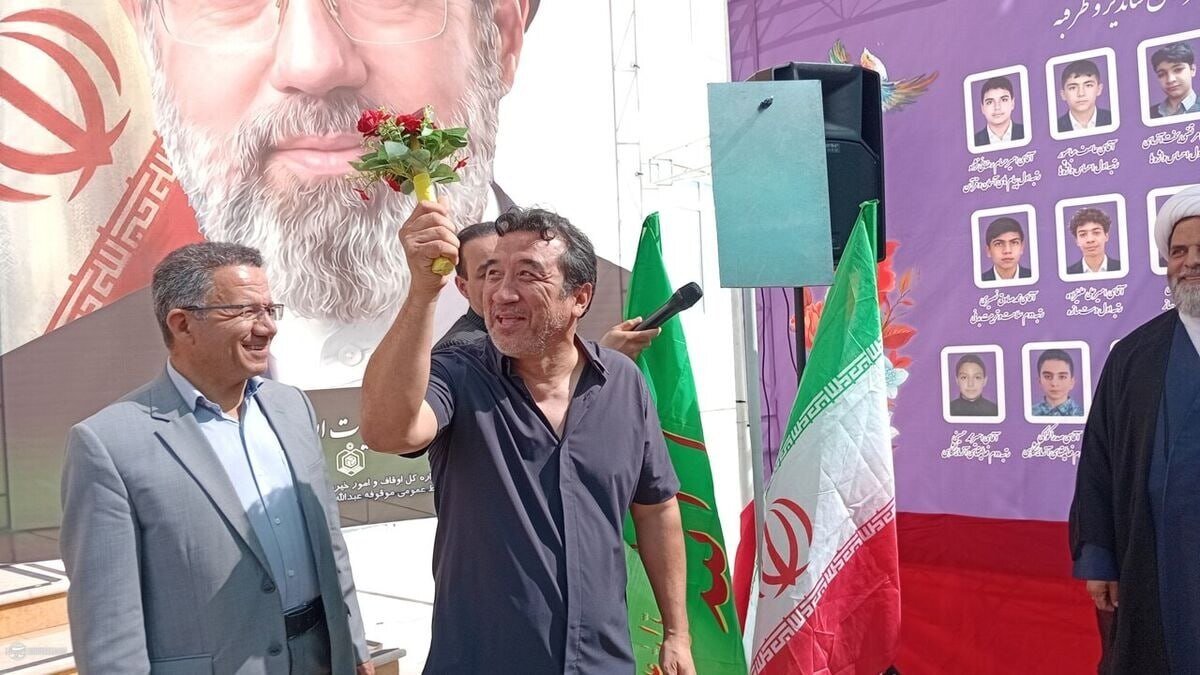 خداداد عزیزی زنگ اول مهر یک مدرسه را زد! + عکس